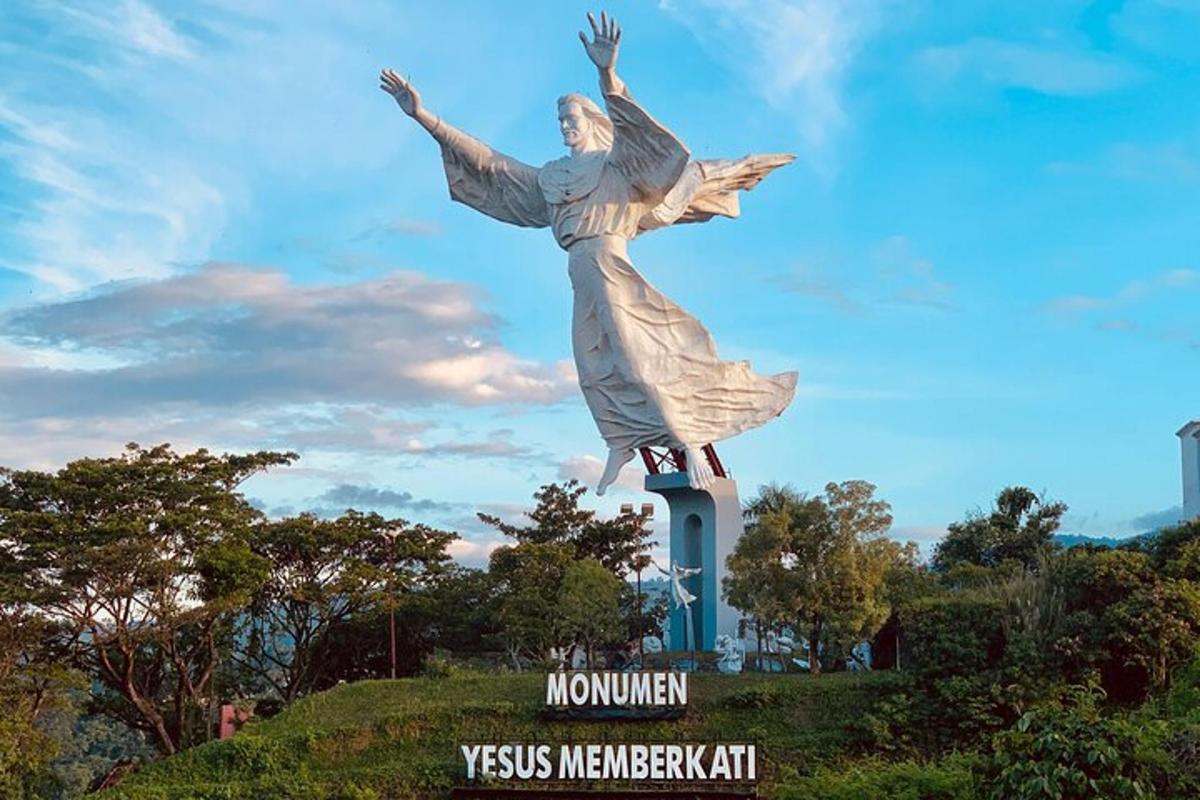 uma estátua de uma mulher no topo de uma colina