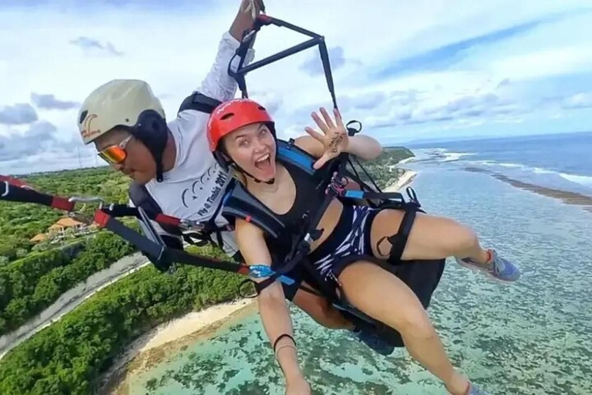 duas pessoas estão andando em uma tirolesa sobre a água