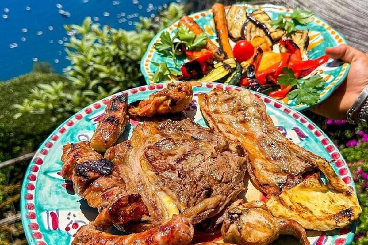 krožnik hrane z mesom in solato