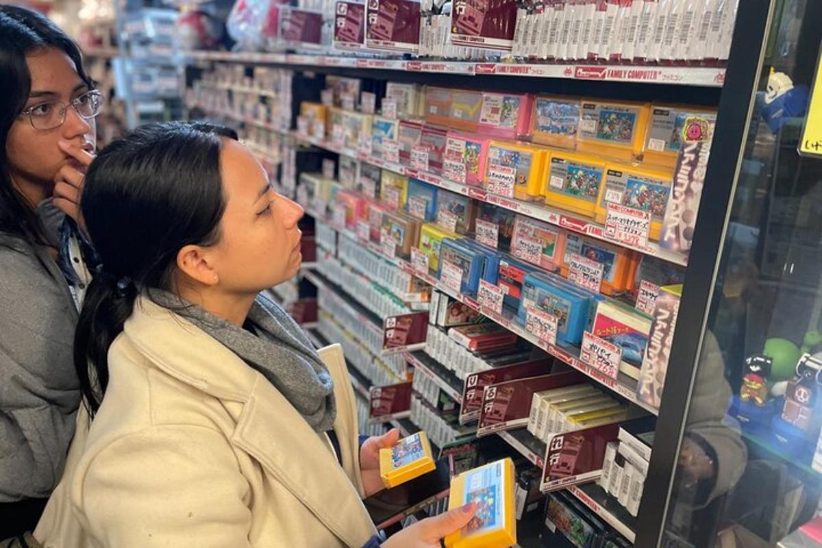 店内に立って本を見ている2人の女性