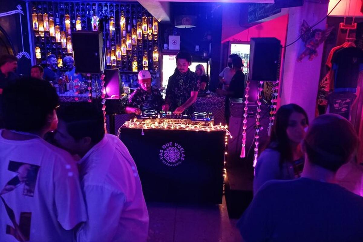 eine Gruppe von Leuten, die mit einem DJ in einer Bar sitzen