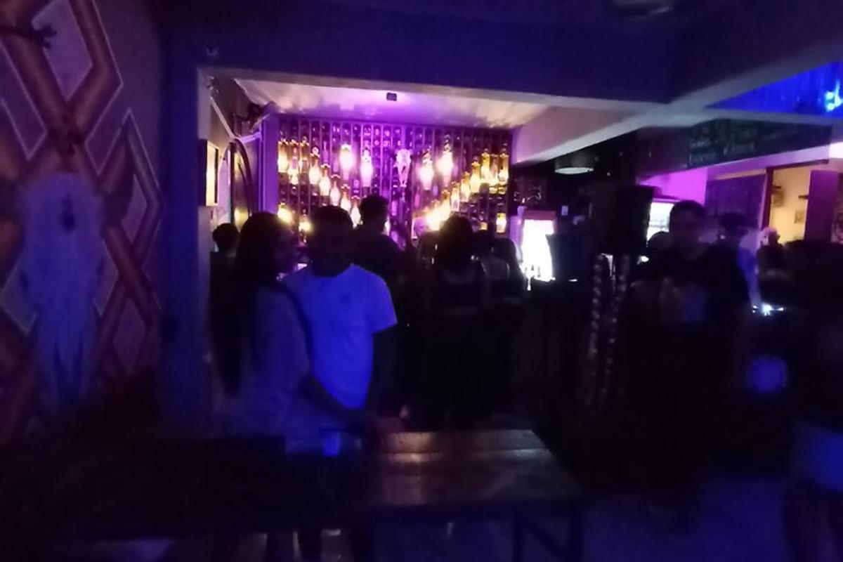 eine Gruppe von Menschen in einer Bar in der Nacht