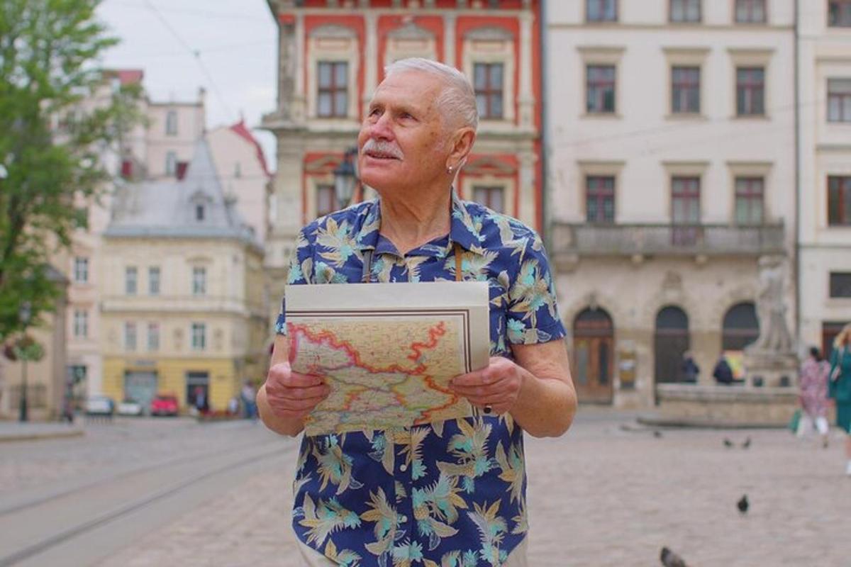 літній чоловік тримає головоломку перед вулицею