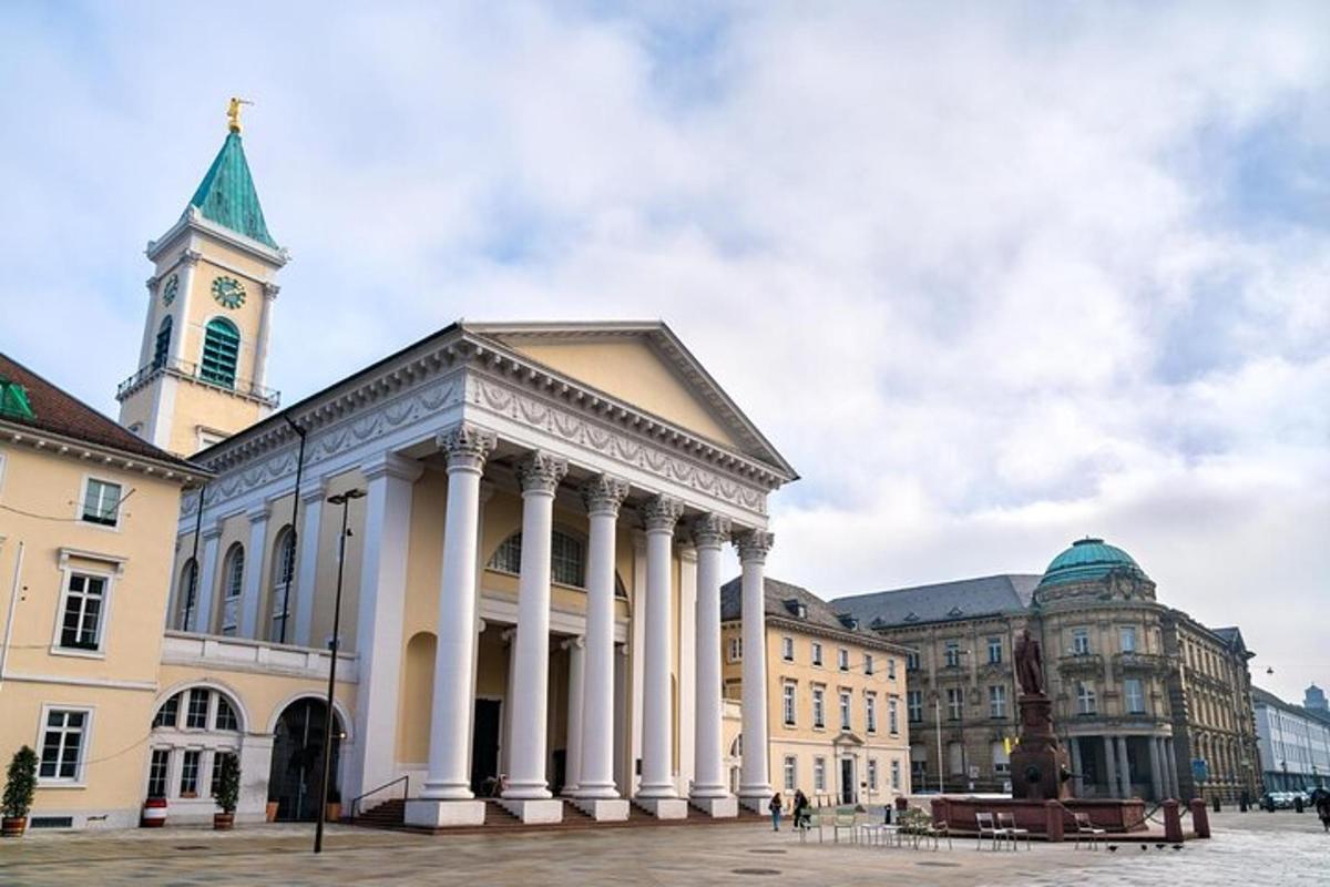 stór bygging með klukkuturni í borg