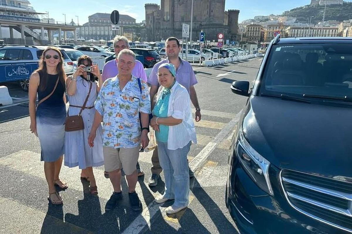 skupina lidí stojící vedle auta