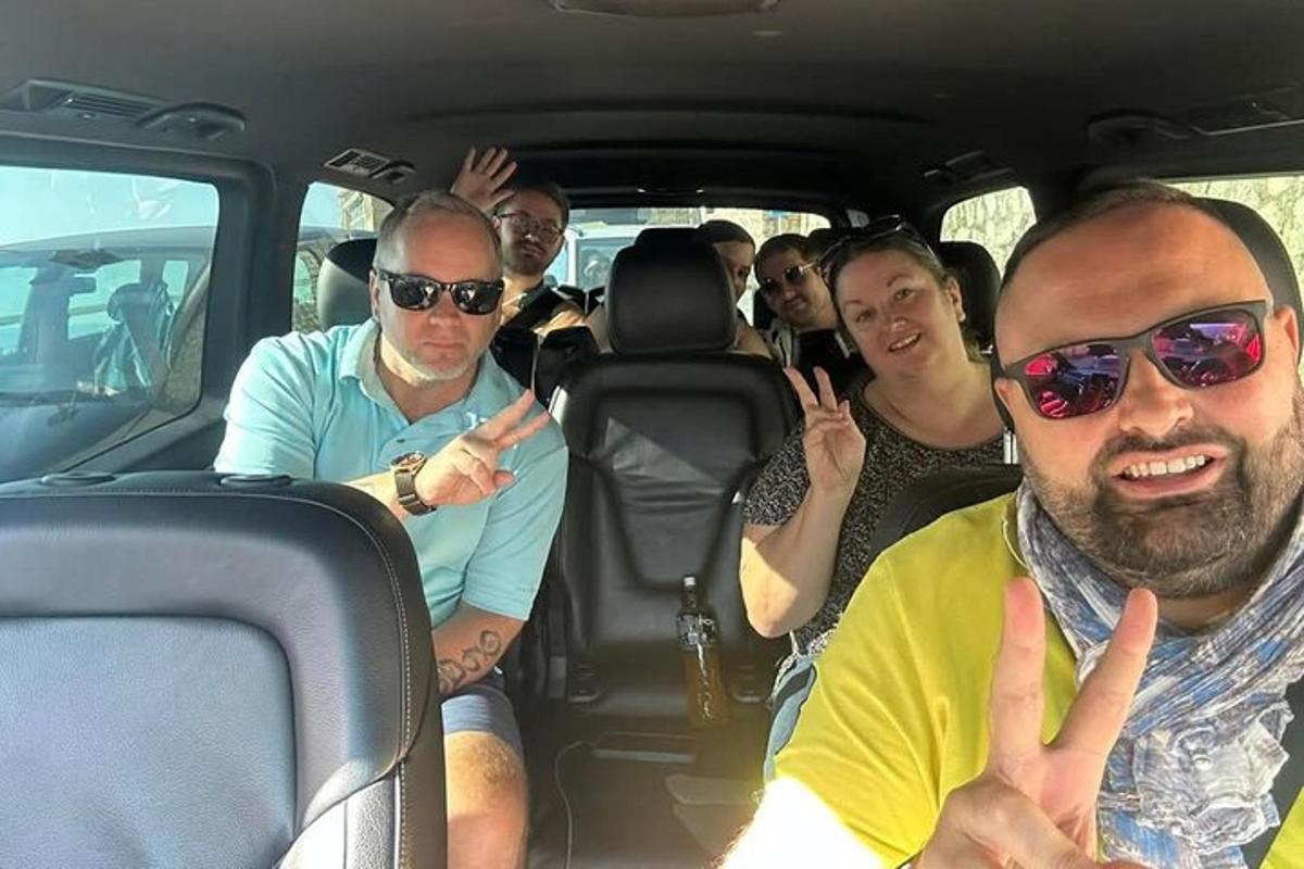 um grupo de pessoas sentadas no banco de trás de um carro