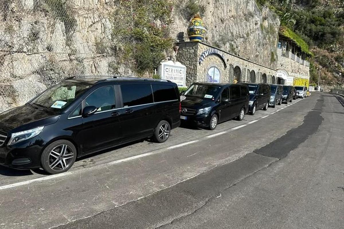 řada aut zaparkovaných na kraji silnice