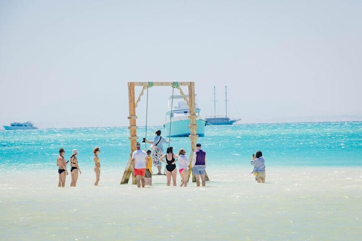 un gruppo di persone in piedi sulla spiaggia