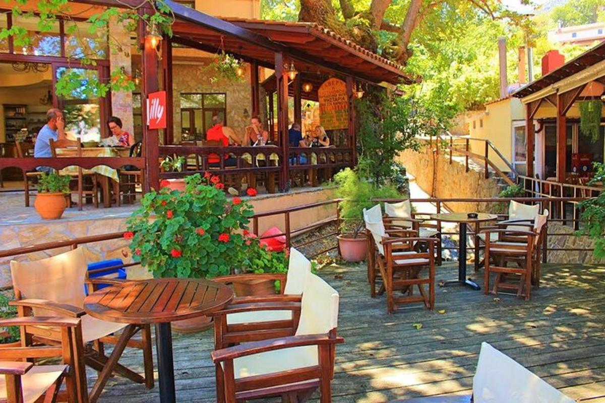 un ristorante con tavoli e sedie e persone sedute ai tavoli