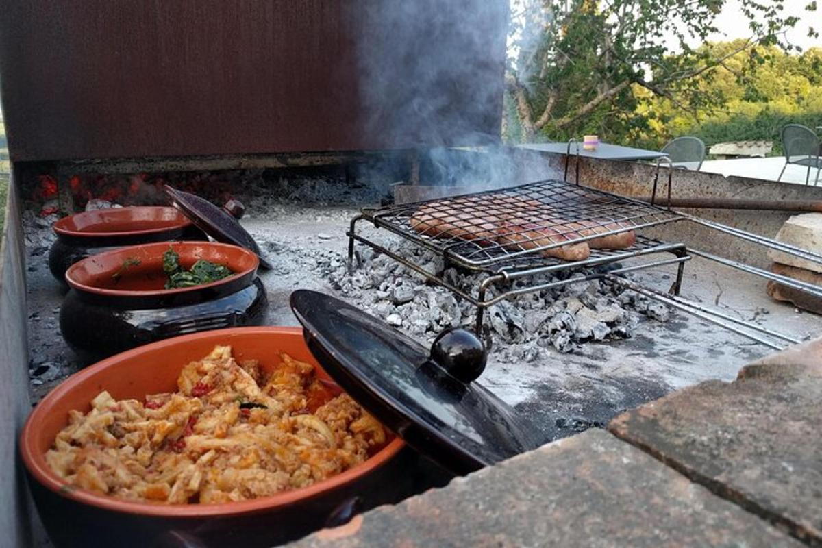 grill með skál af mat og pönnu af mat