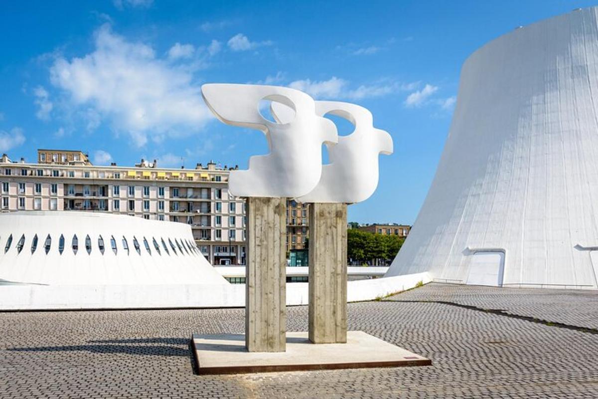 una scultura di due animali in cima a un edificio