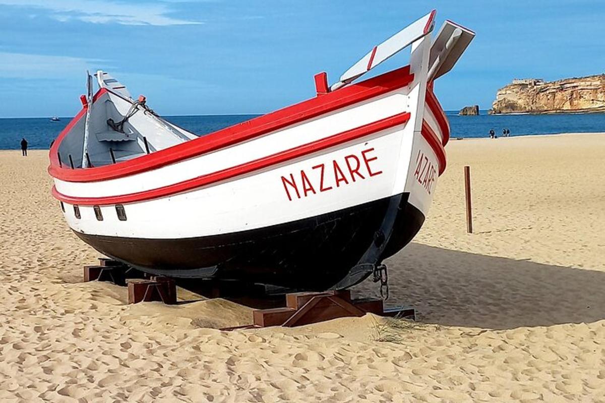 un barco sentado en la arena de una playa