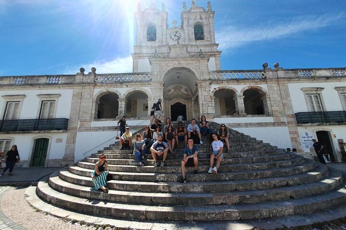 un grup de oameni așezați pe treptele din fața unei clădiri