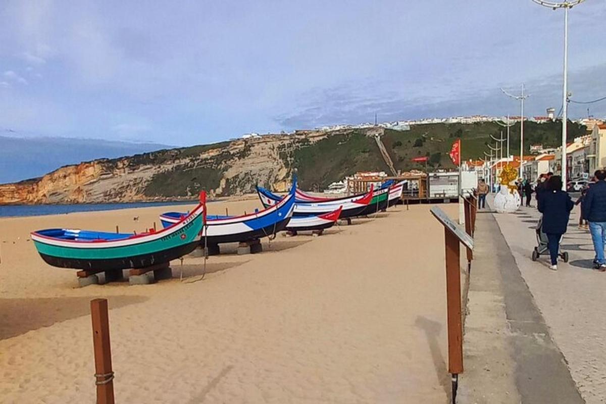 Una fila de barcos están alineados en una playa