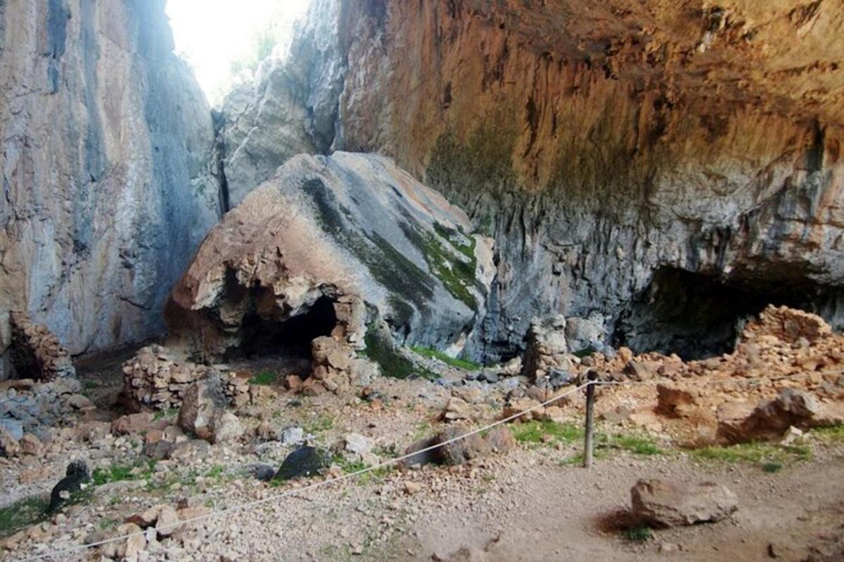 岩層のある山の洞窟
