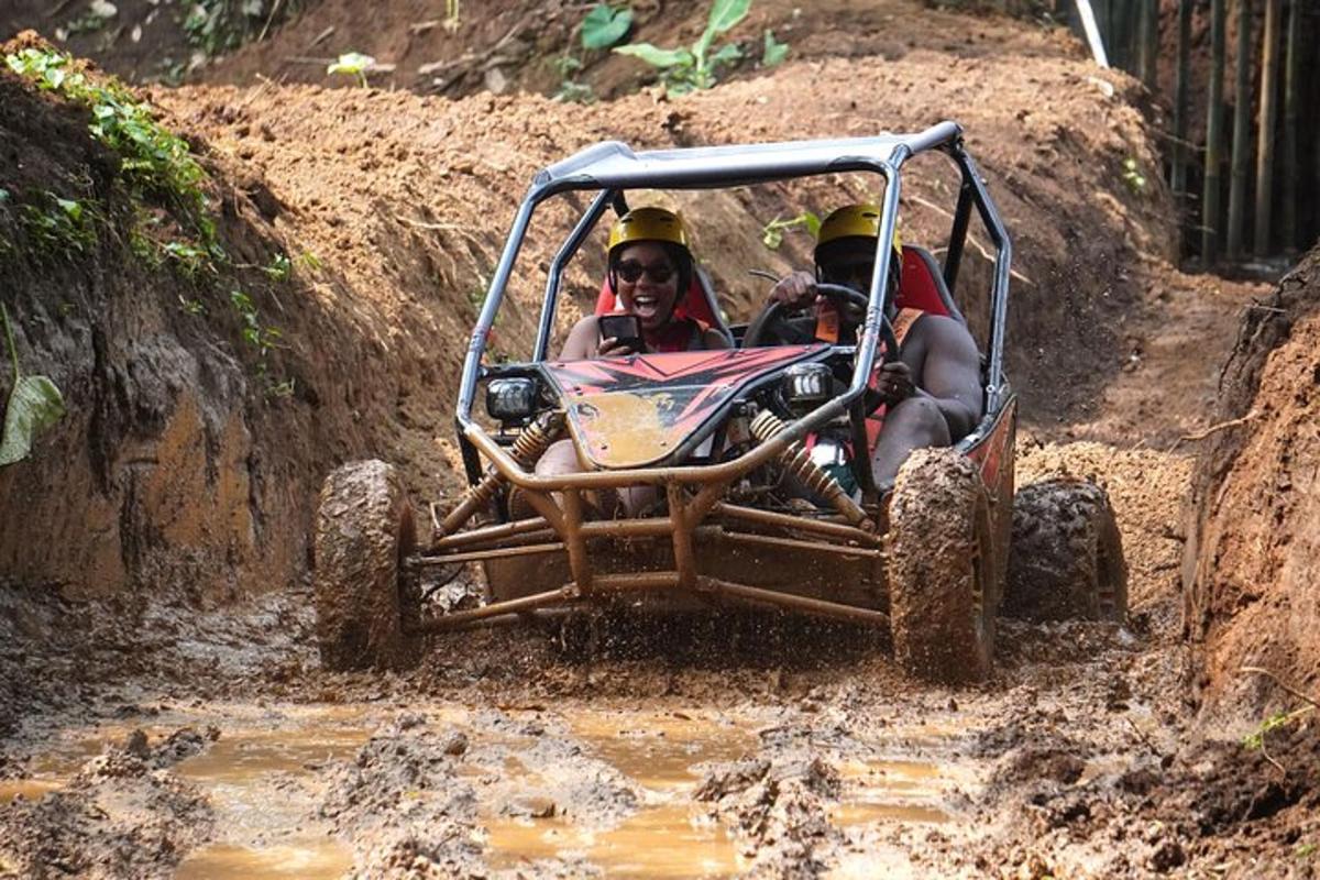 dues persones que viatgen en un quad per un camí fangós