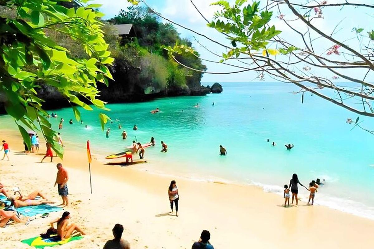 isang grupo ng mga tao sa isang beach sa tubig