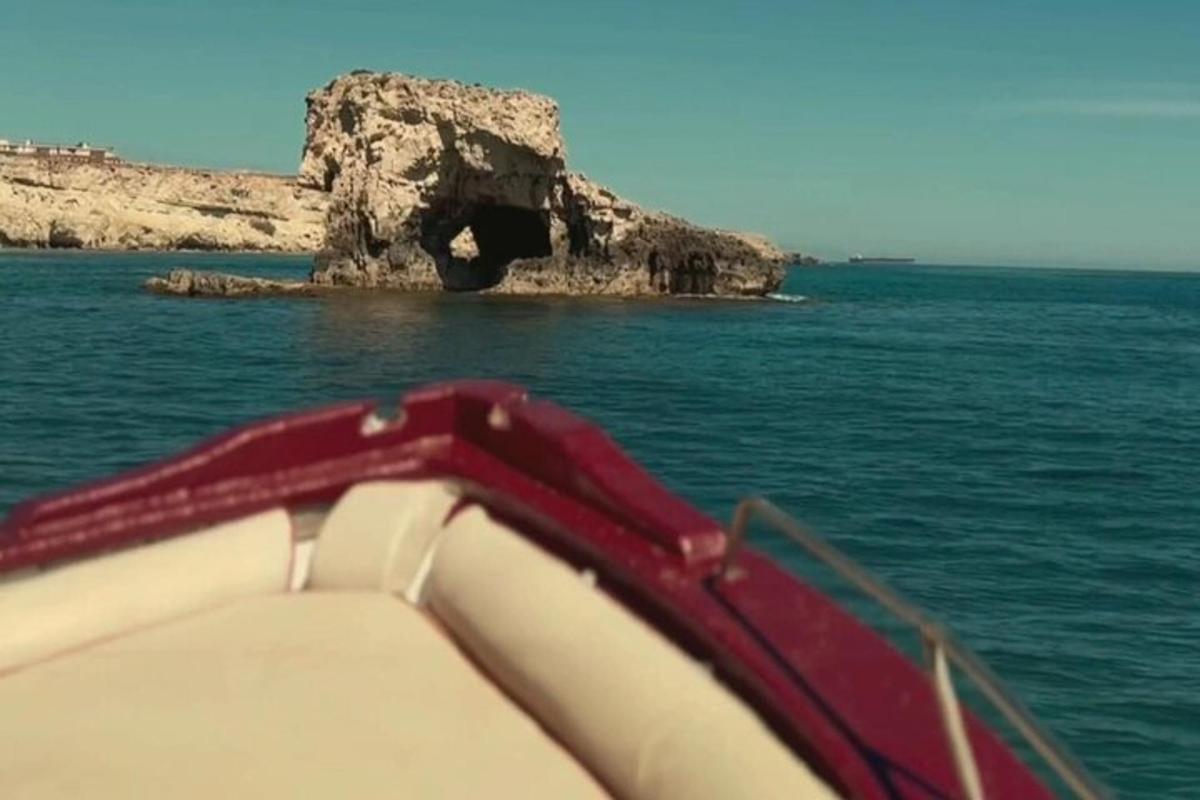 ein Boot im Ozean mit einem Felsen im Wasser