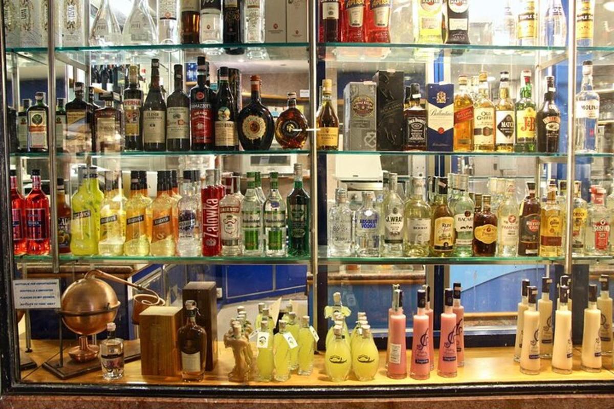 vitriini täynnä paljon alkoholipulloja