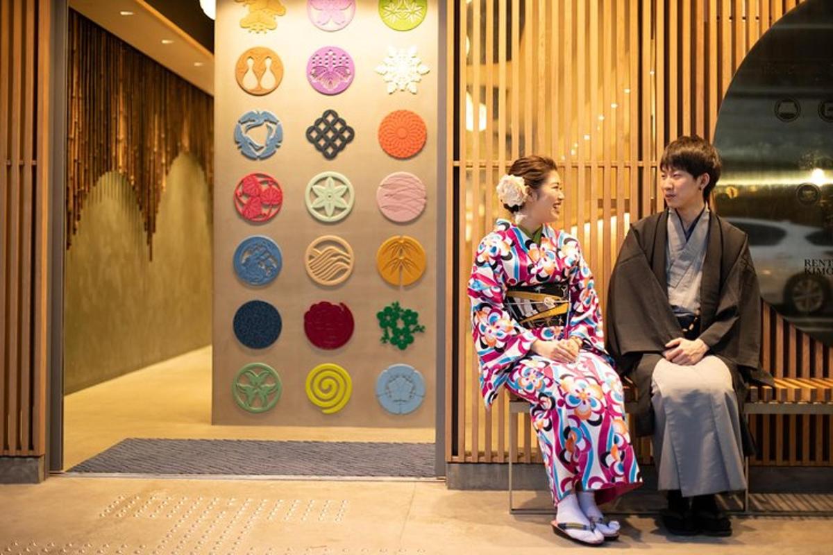 kona í kimono situr við hliðina á manni
