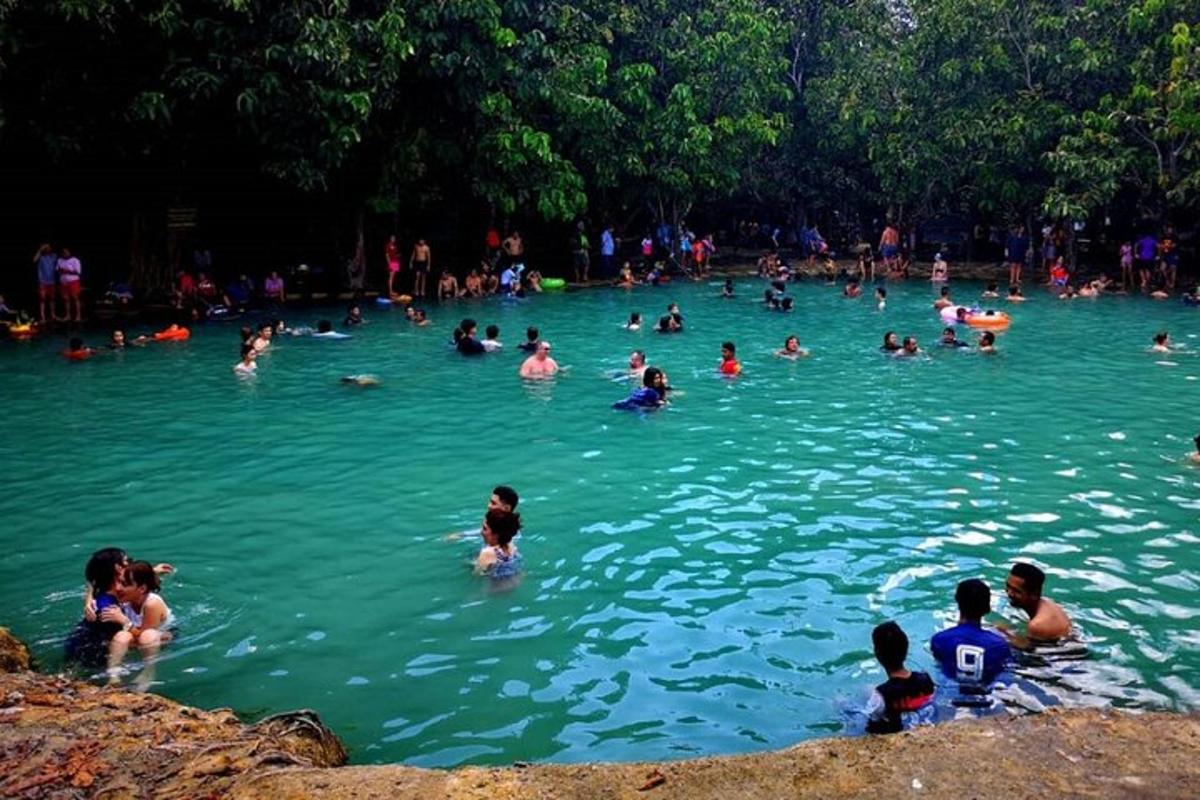 một nhóm lớn người đang bơi trong hồ