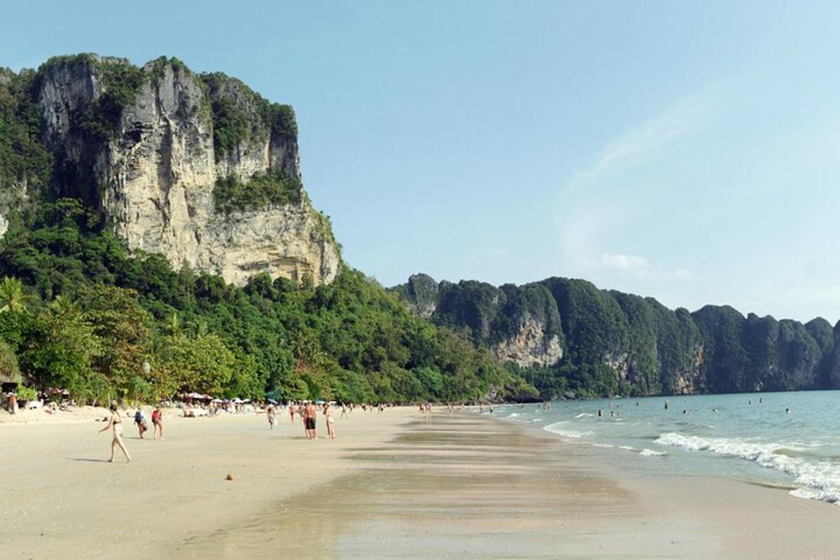 一群人在山边的海滩上