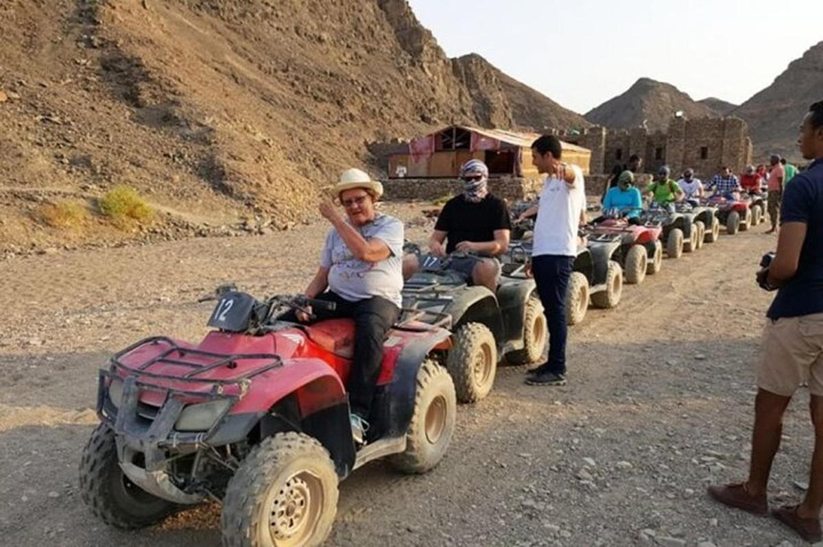 un grup de persones que viatgen en quads al desert
