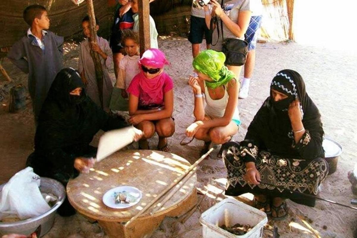 un grup de persones assegudes al voltant d'una taula