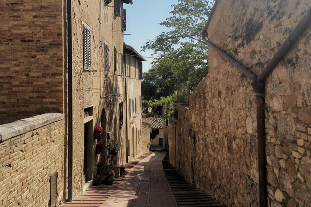 lorong antara dua bangunan di sebuah bandar lama