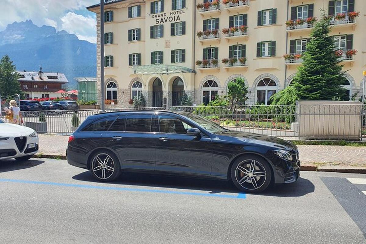 un'auto nera parcheggiata davanti a un edificio