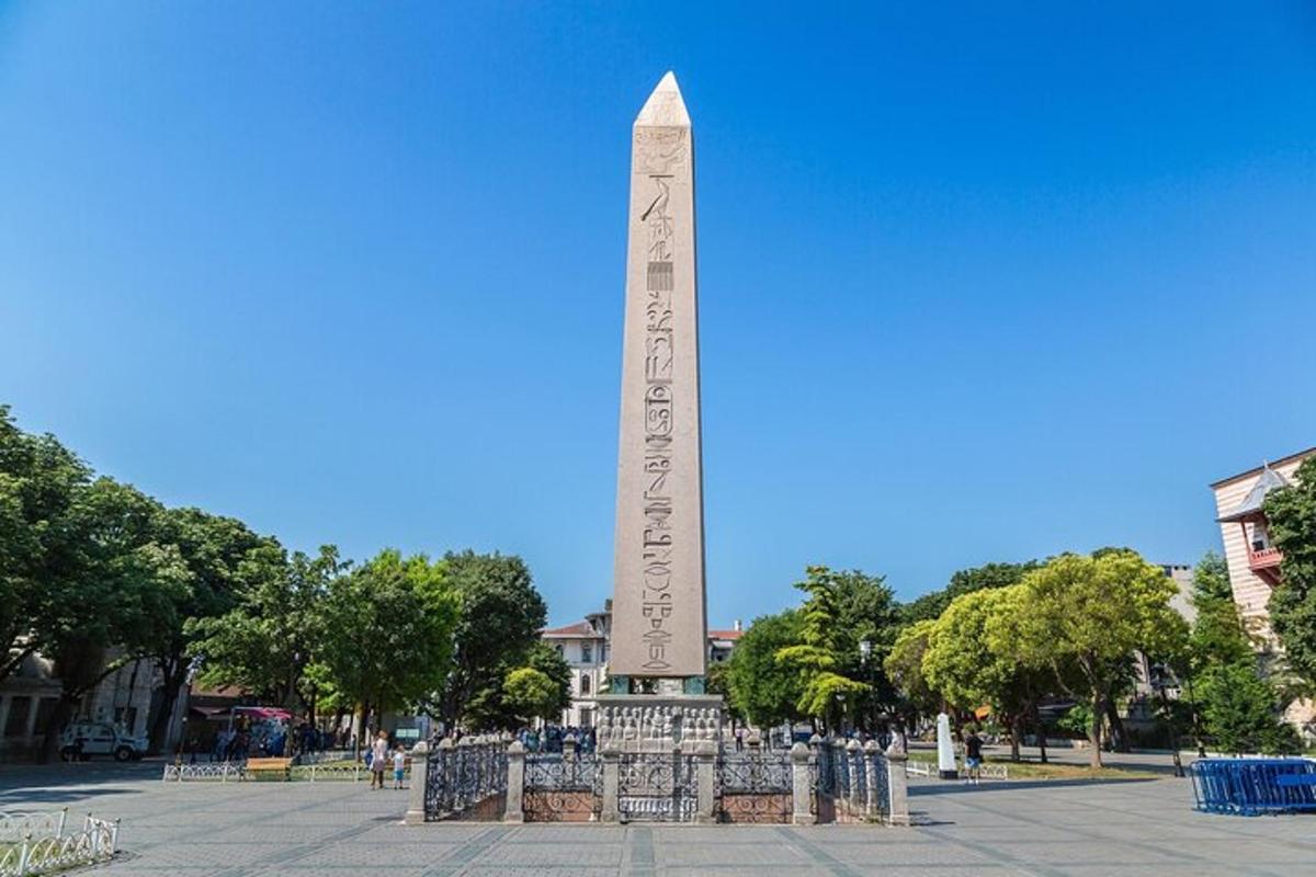un monument al mig d'una ciutat