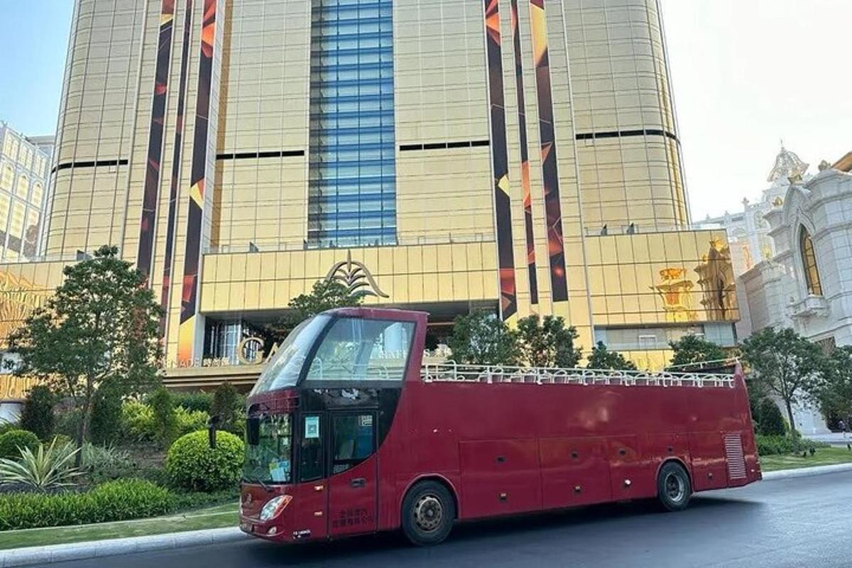 un autobus rosso parcheggiato davanti a un edificio