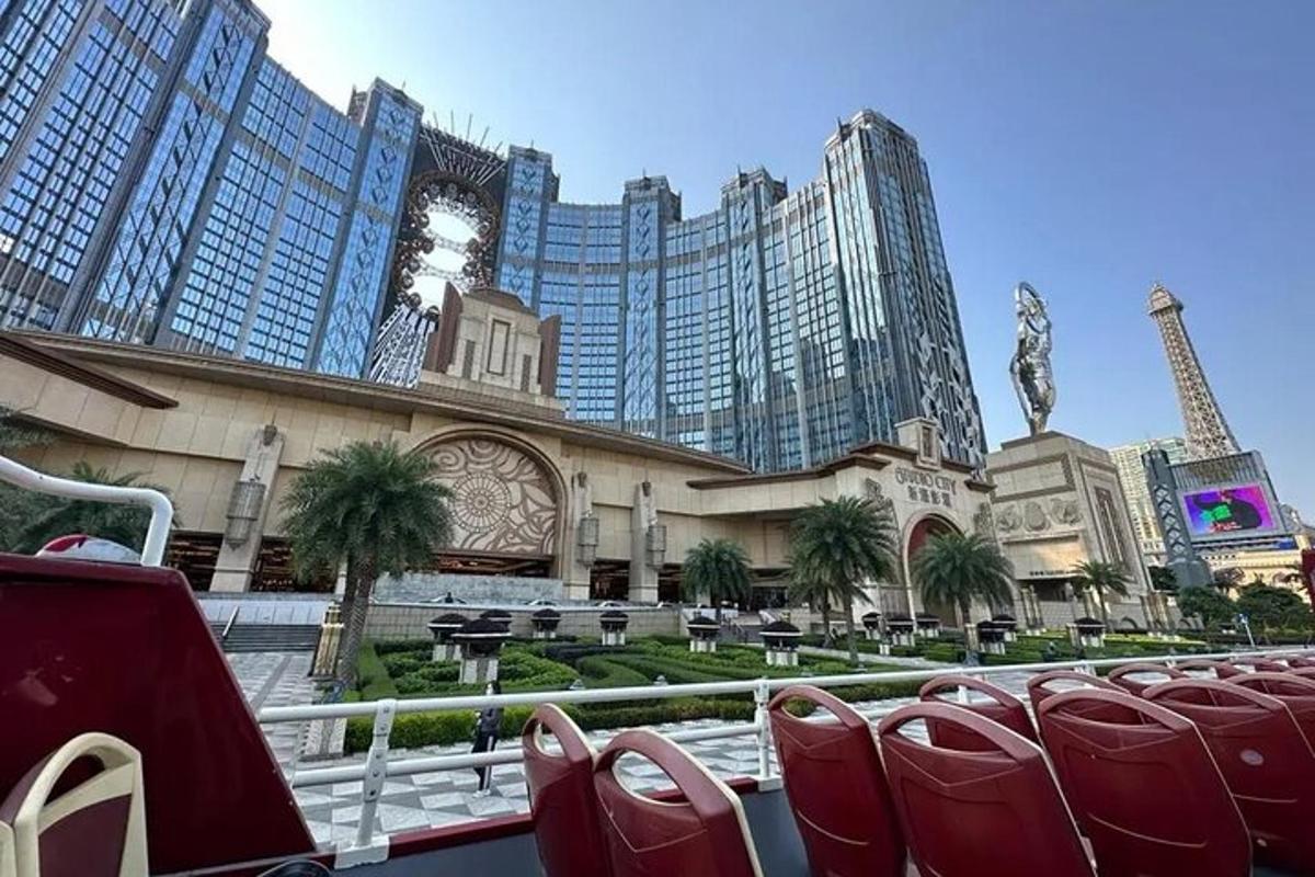 una vista di un edificio con sedie rosse e edifici