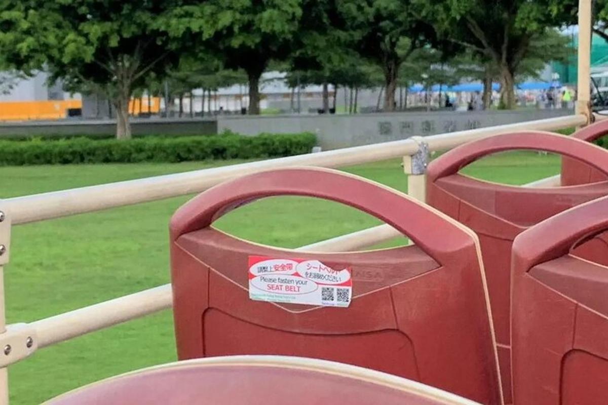 Két piros parkolóóra áll egy parkban