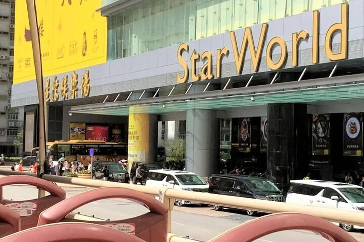 un negozio di Star World con auto parcheggiate all'esterno