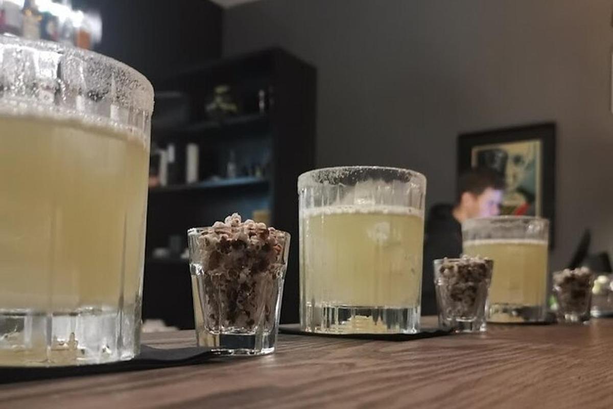 un gruppo di bicchieri appoggiati su un tavolo