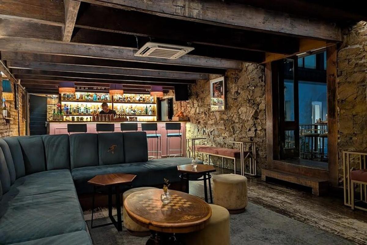 un bar con un divano e tavoli in una stanza