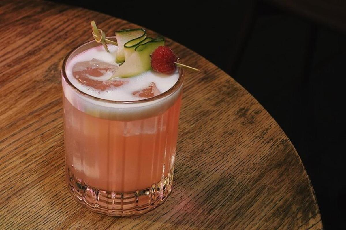 un drink con una fragola su un tavolo di legno