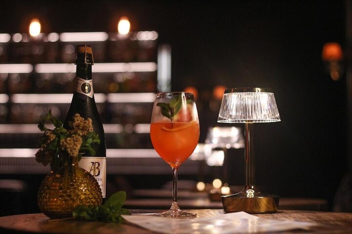 una bottiglia di champagne e un bicchiere di vino su un tavolo