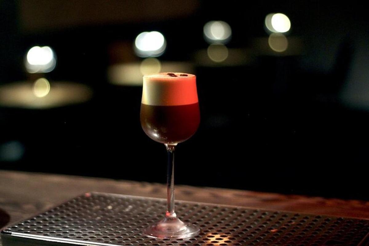 un bicchiere di vino appoggiato su un tavolo
