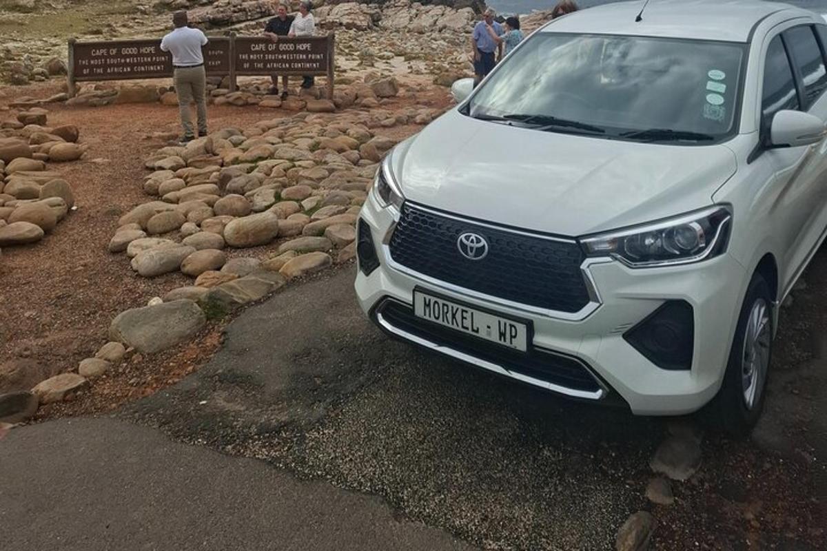 un'auto bianca parcheggiata sul ciglio di una strada