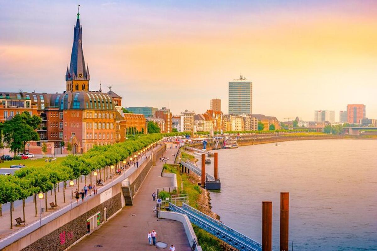 Blick auf eine Stadt mit einem Fluss und Gebäuden