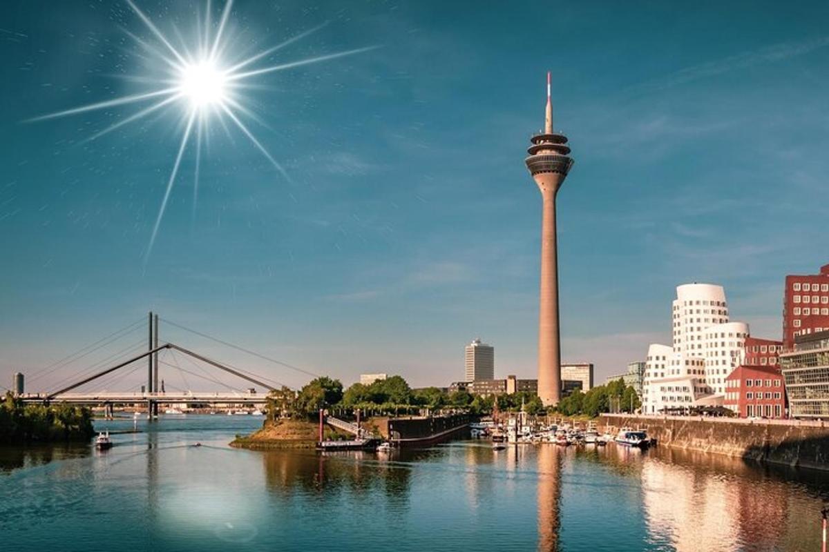 una vista di un fiume con una torre e un ponte