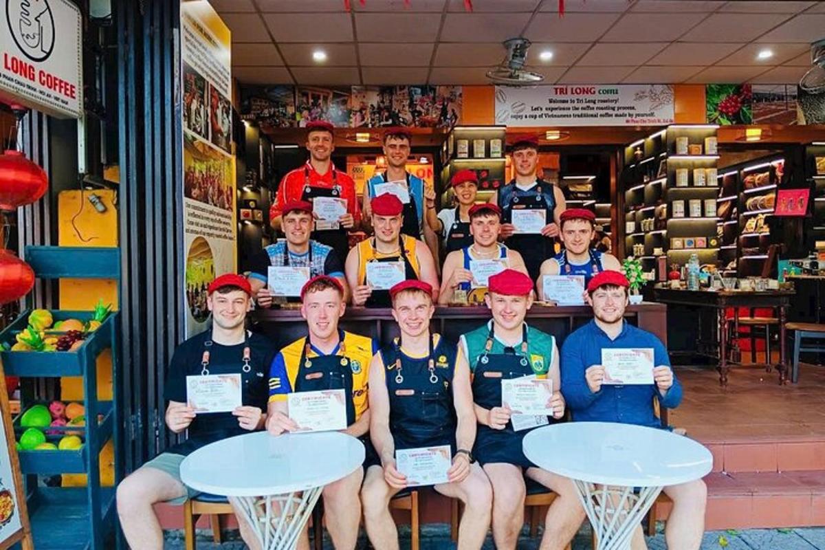 Un grupo de personas sentadas en mesas en una tienda.
