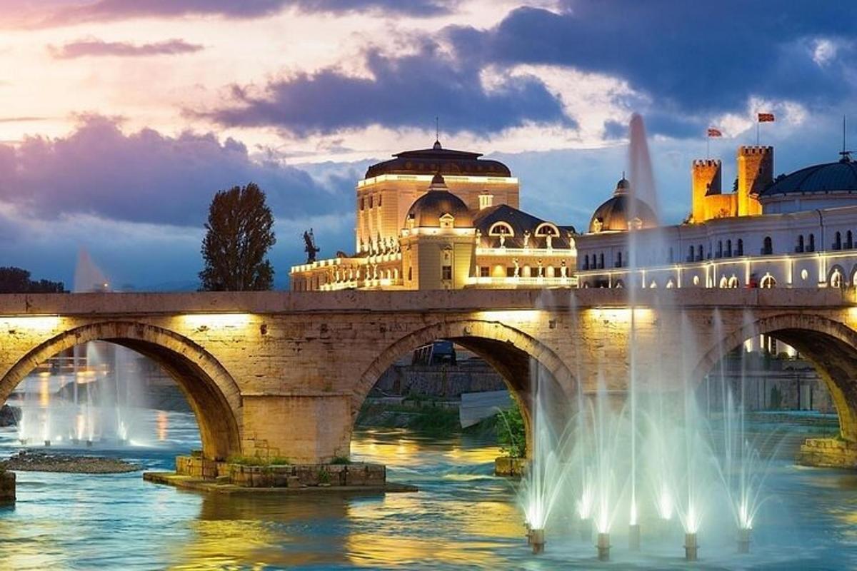 eine Brücke mit einem Brunnen vor einem Gebäude