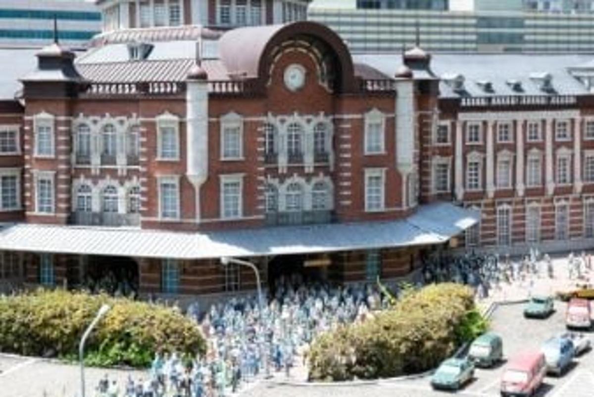 un folto gruppo di persone in piedi fuori da un edificio