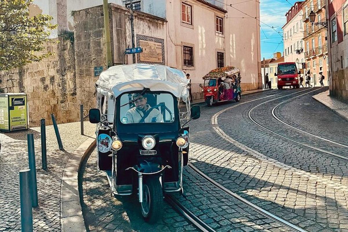 muž šoférujúci malé auto na ulici