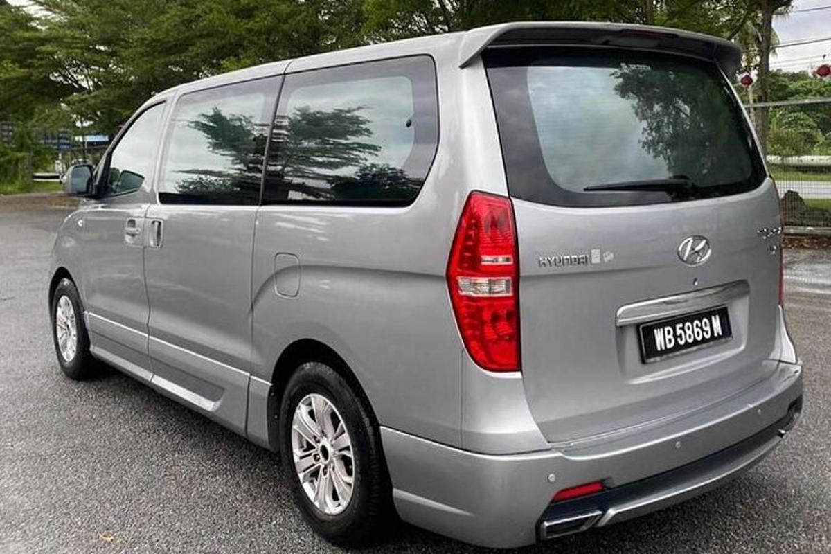một chiếc xe tải nhỏ màu bạc đỗ trong bãi đậu xe