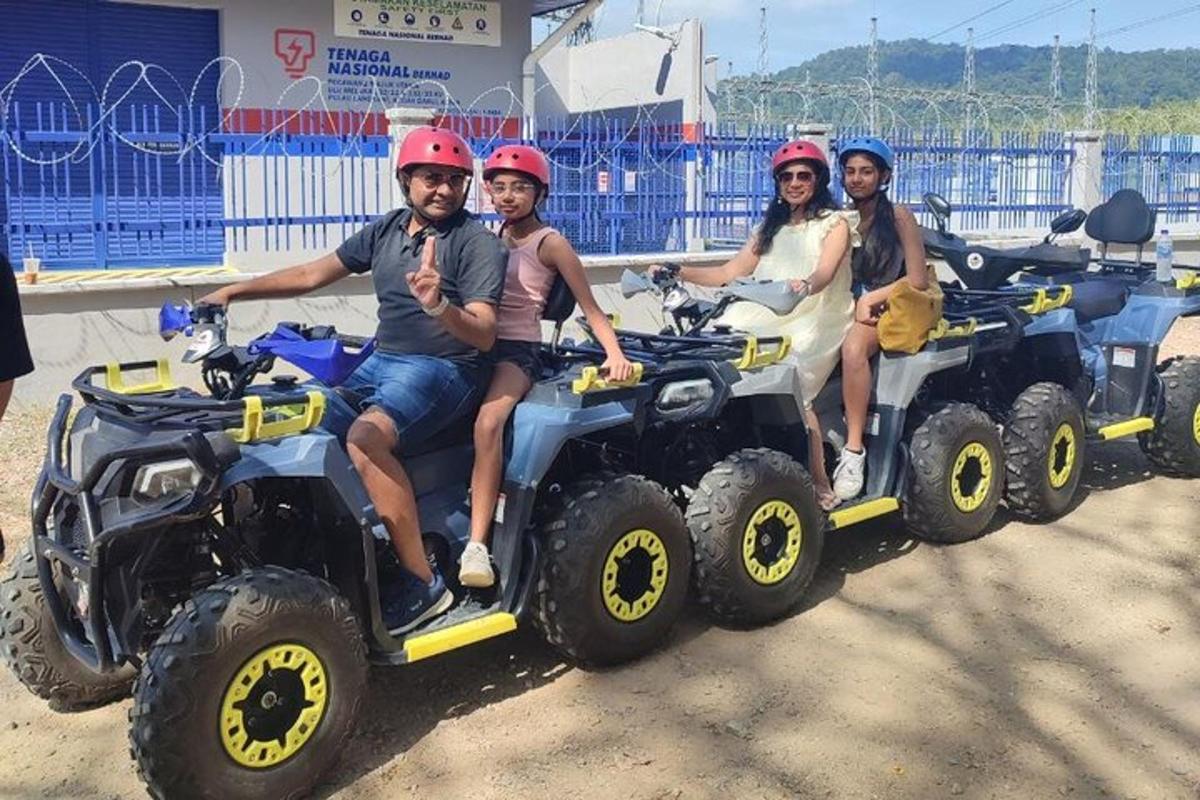 um grupo de pessoas sentadas em quadriciclos