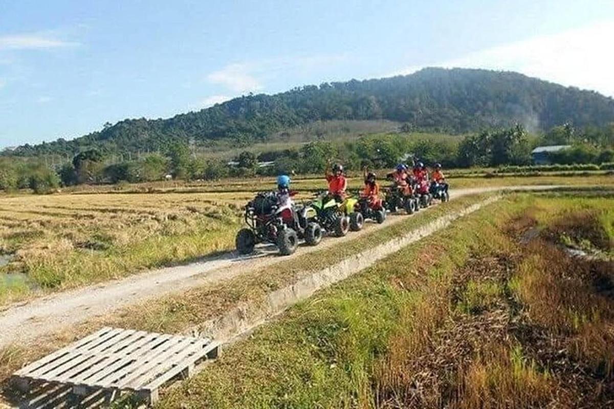 Un grupo de personas que viajan en motocicleta por un camino de tierra.